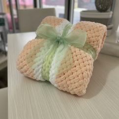 Deka ručně pletená na jednolůžko meruňková s bílou