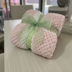 Deka ručně pletená na jednolůžko světlá růžová s bílou