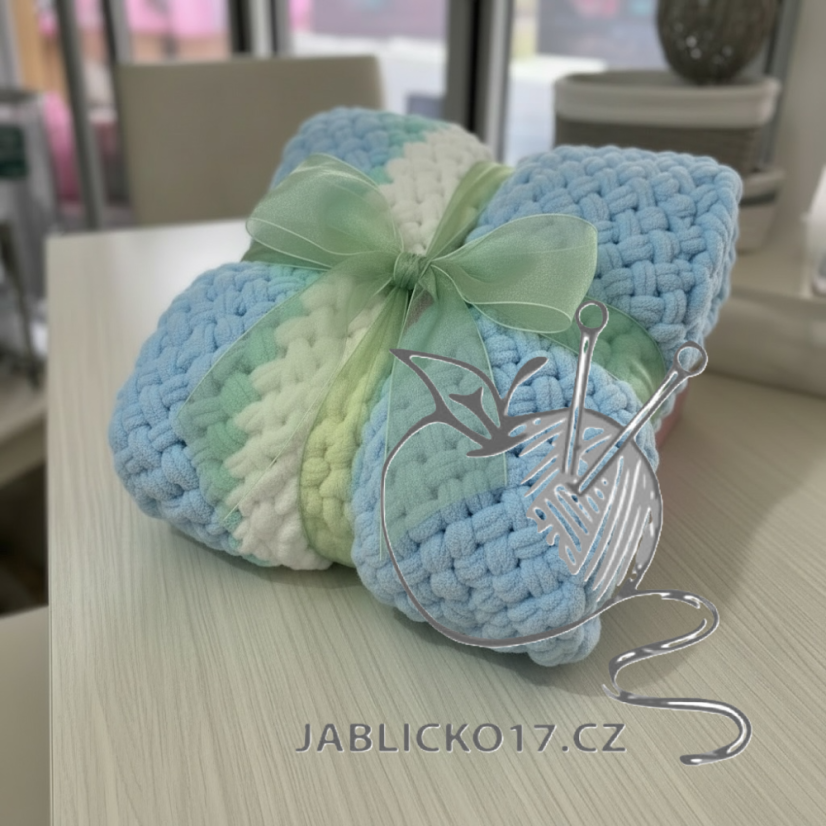 Deka ručně pletená na jednolůžko světlá modrá s bílou