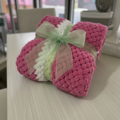 Deka ručně pletená na jednolůžko malinová s bílou