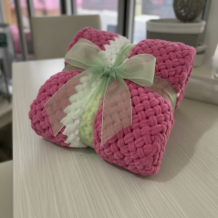 Deka ručně pletená na jednolůžko malinová s bílou