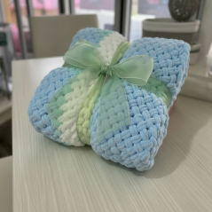 Deka ručně pletená na jednolůžko světlá modrá s bílou