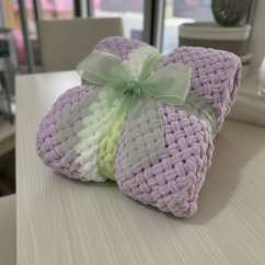 Deka ručně pletená na jednolůžko světlá fialová s bílou