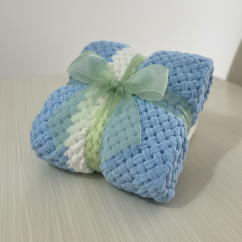 Deka ručně pletená na jednolůžko světlejší modrá s bílou